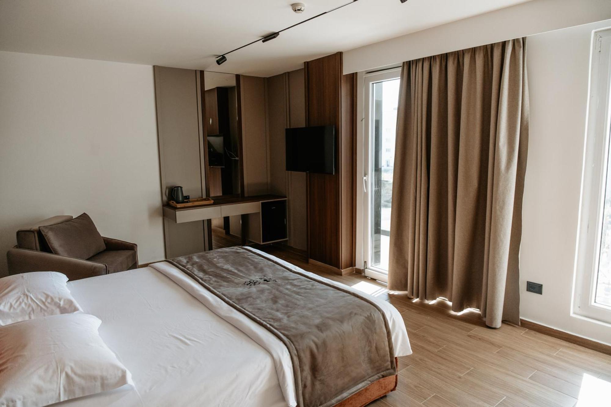 Bolt Boutique Hotel Lezhe Exterior photo